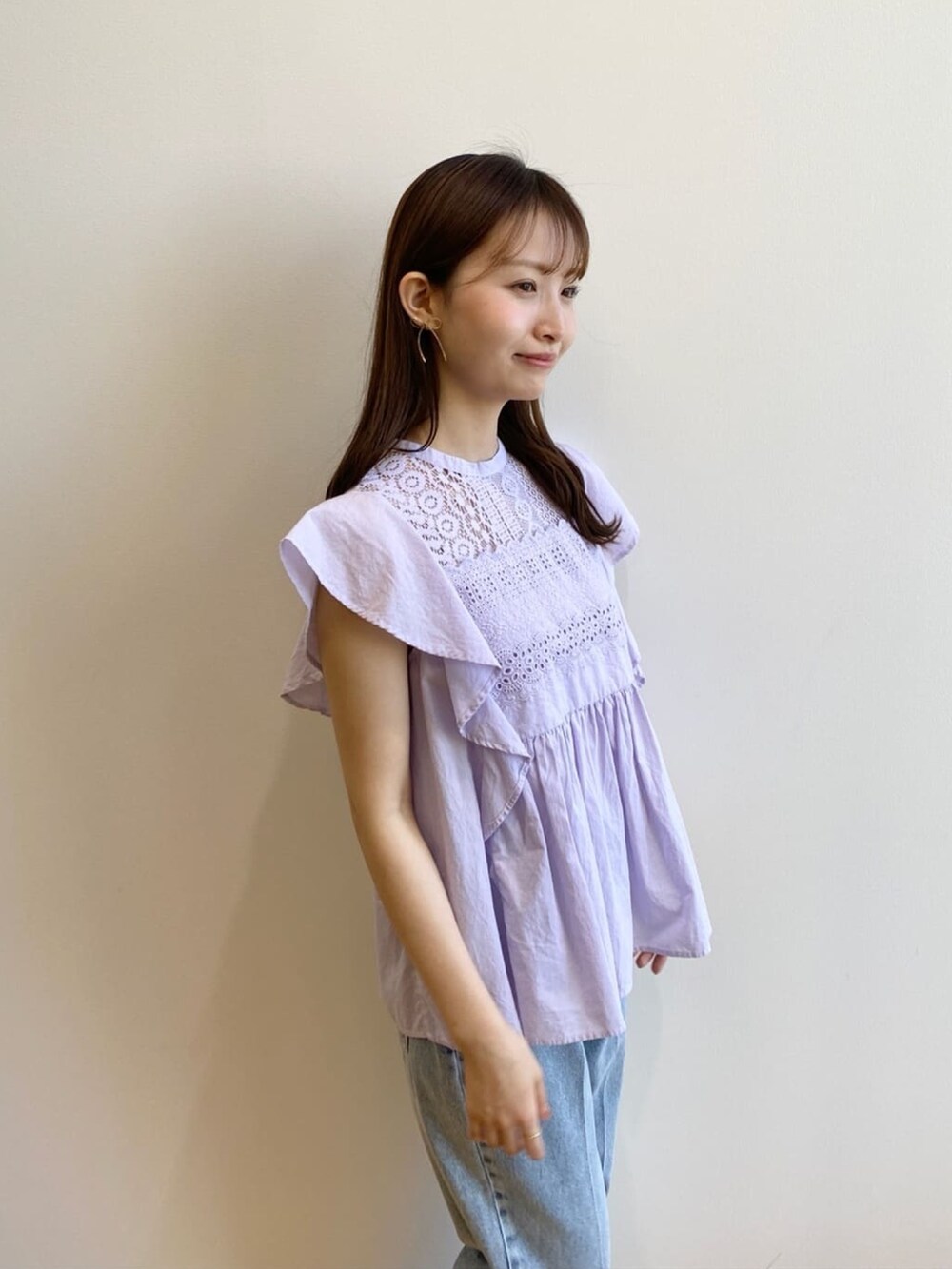 パープル系のシャツ/ブラウス、ブルー系のデニムパンツ、ベージュ系のサンダルを着用したレディースの夏コーディネートの7枚目の写真