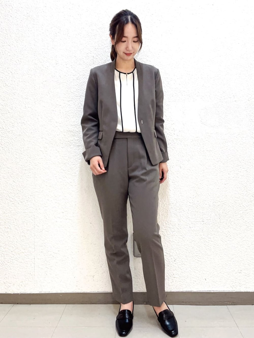 「INDEX、インデックス、index、プチプラ、お出かけコーデ、夏コーデ、モノトーン、秋服準備はじめました、セットアップ、通勤コーデ」｜「indexのバイカラーフレアスリーブブラウス【洗濯機洗い可】（シャツ/ブラウス、ホワイト系）」を使った、index スタッフさん（レディース・160cm）の夏コーディネートの6枚目の写真