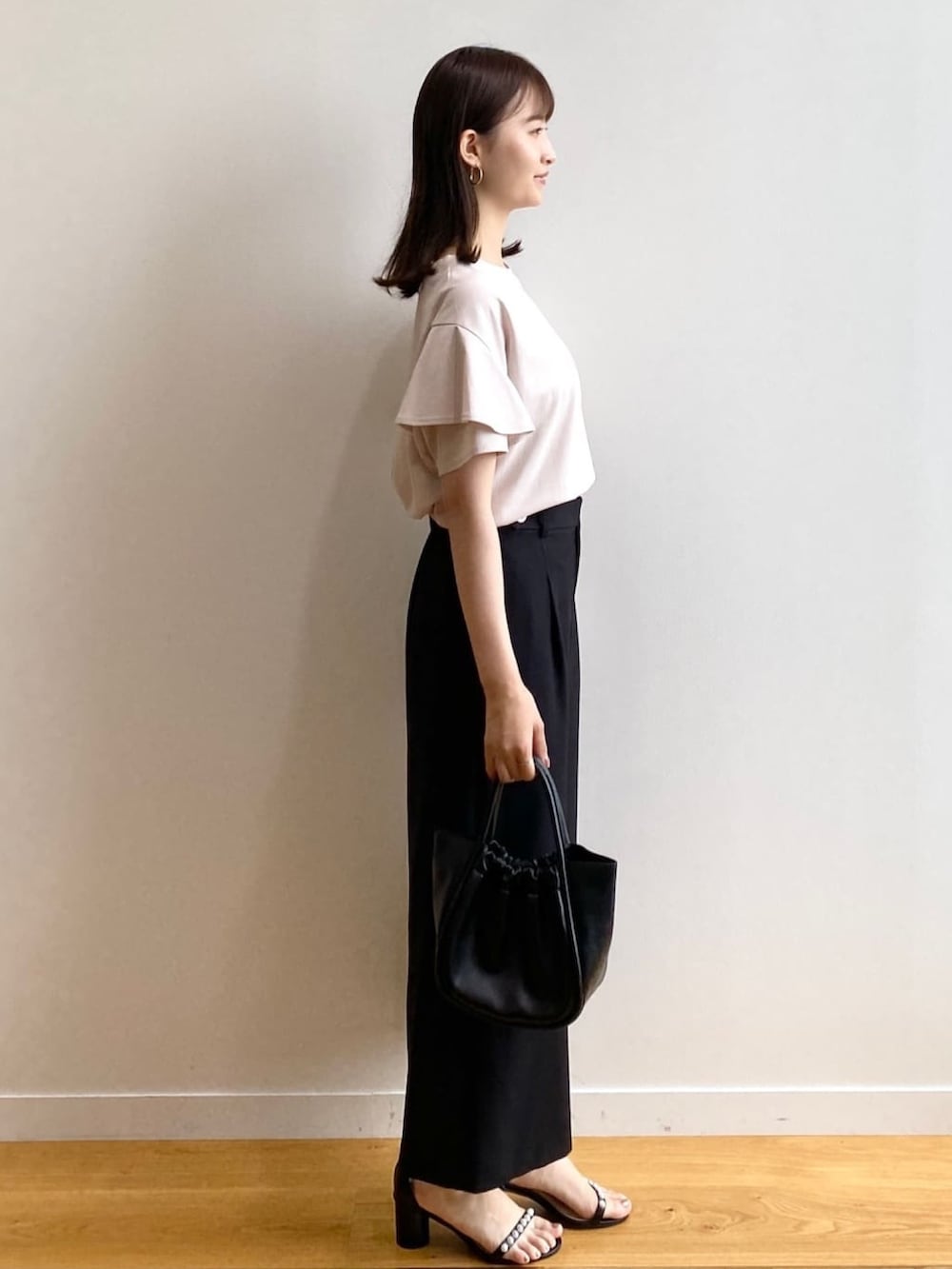 グレー系のTシャツ/カットソー、ブラック系のその他パンツ、ブラック系のトートバッグを着用したレディースの夏コーディネートの2枚目の写真