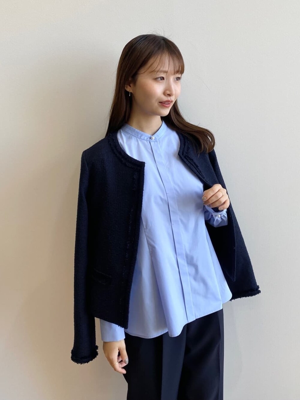 ブルー系のノーカラージャケット、ブルー系のシャツ/ブラウス、ブラック系のパンプスを着用したレディースの春コーディネートの5枚目の写真