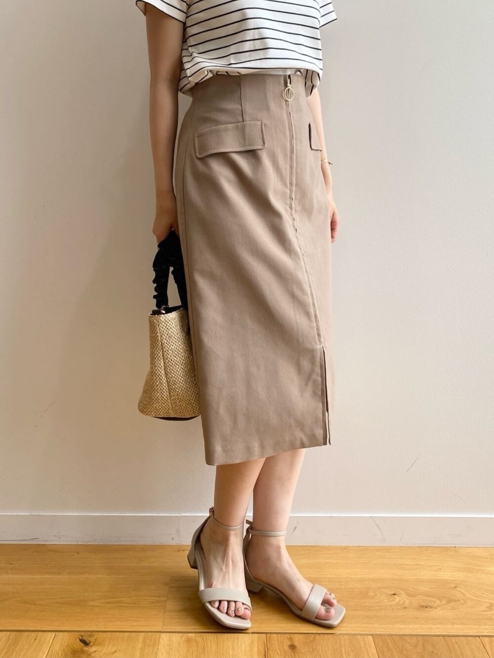 ホワイト系のTシャツ/カットソー、ブラウン系のスカート、ブラック系のトートバッグを着用したレディースの夏コーディネートの10枚目の写真