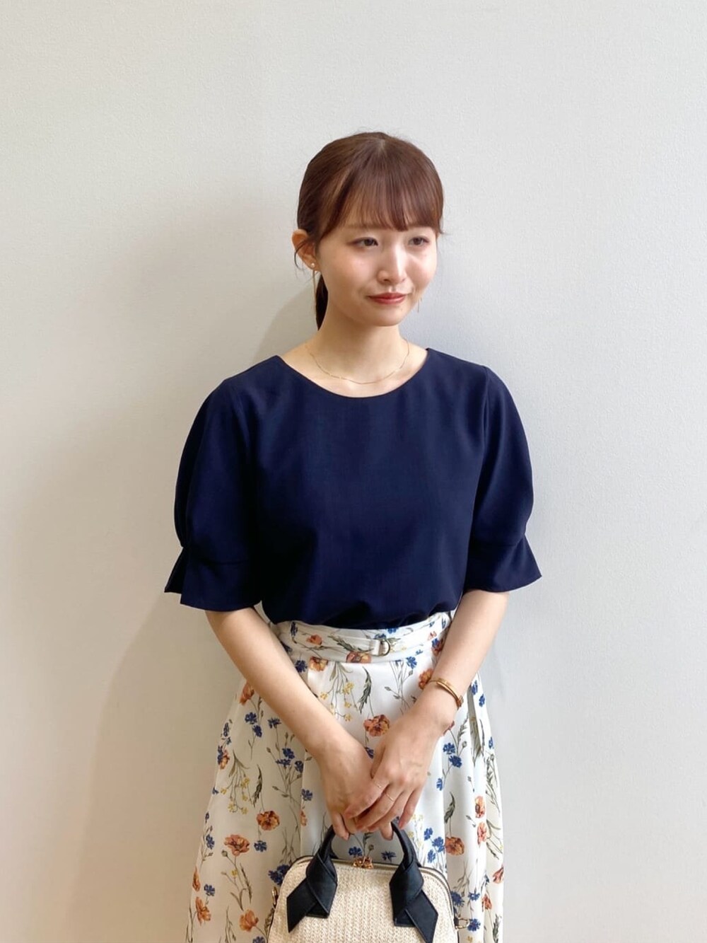 「INDEX、index、インデックス、プチプラ、夏コーデ、通勤コーデ、デートコーデ、サンダル、スカート、ブラウス、きれいめカジュアル、おでかけコーデ、オトナカジュアル、キレイめカジュアル、大人コーデ」｜「indexの《新色追加》タックスリーブブラウス【洗濯機洗い可/吸水速乾/防シワ/抗ピル】（シャツ/ブラウス、ブルー系）」を使った、index スタッフさん（レディース・158cm）の夏コーディネートの6枚目の写真