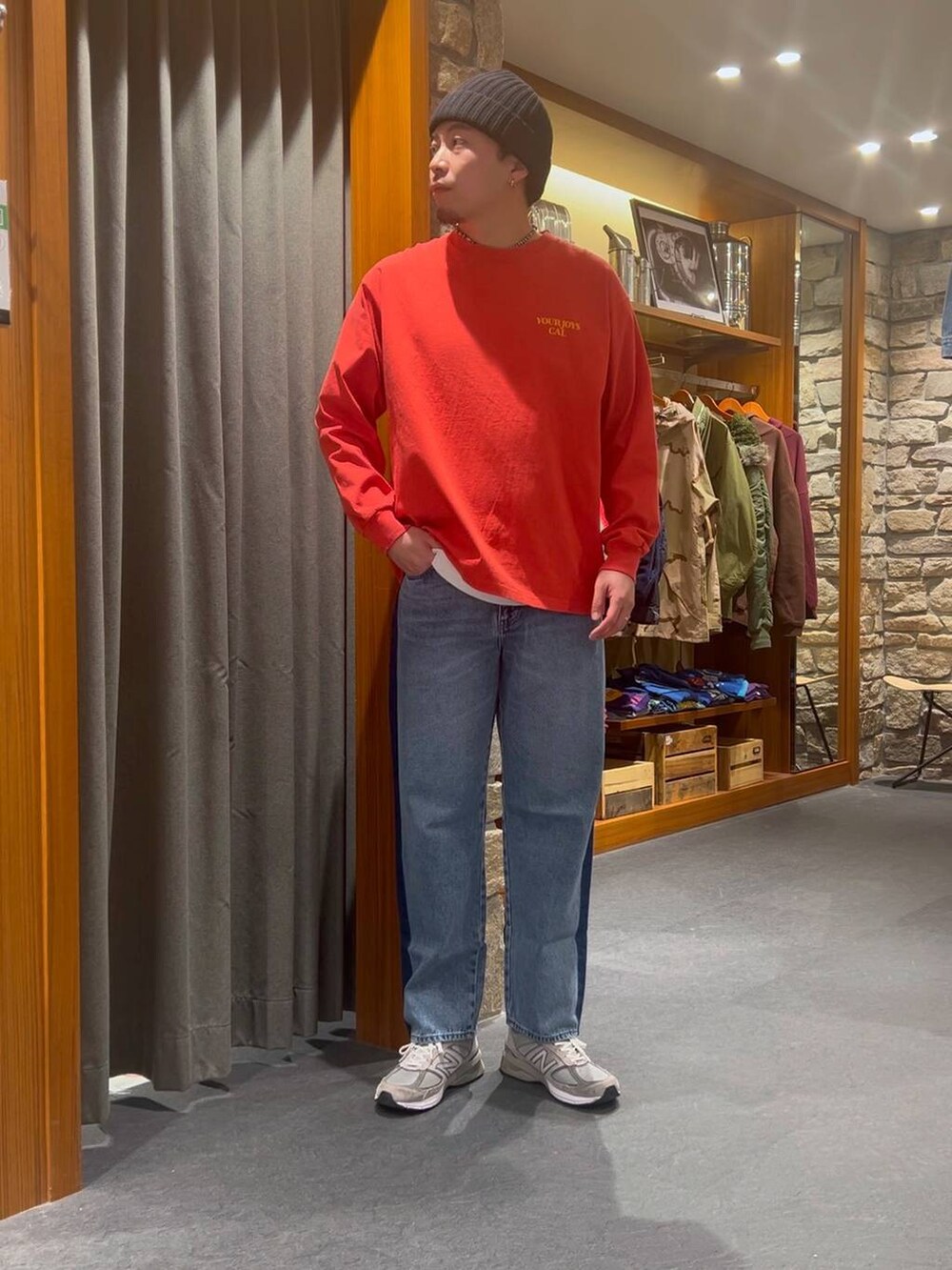 レッド系のTシャツ/カットソー、ブルー系のデニムパンツを着用したメンズの冬コーディネートの2枚目の写真