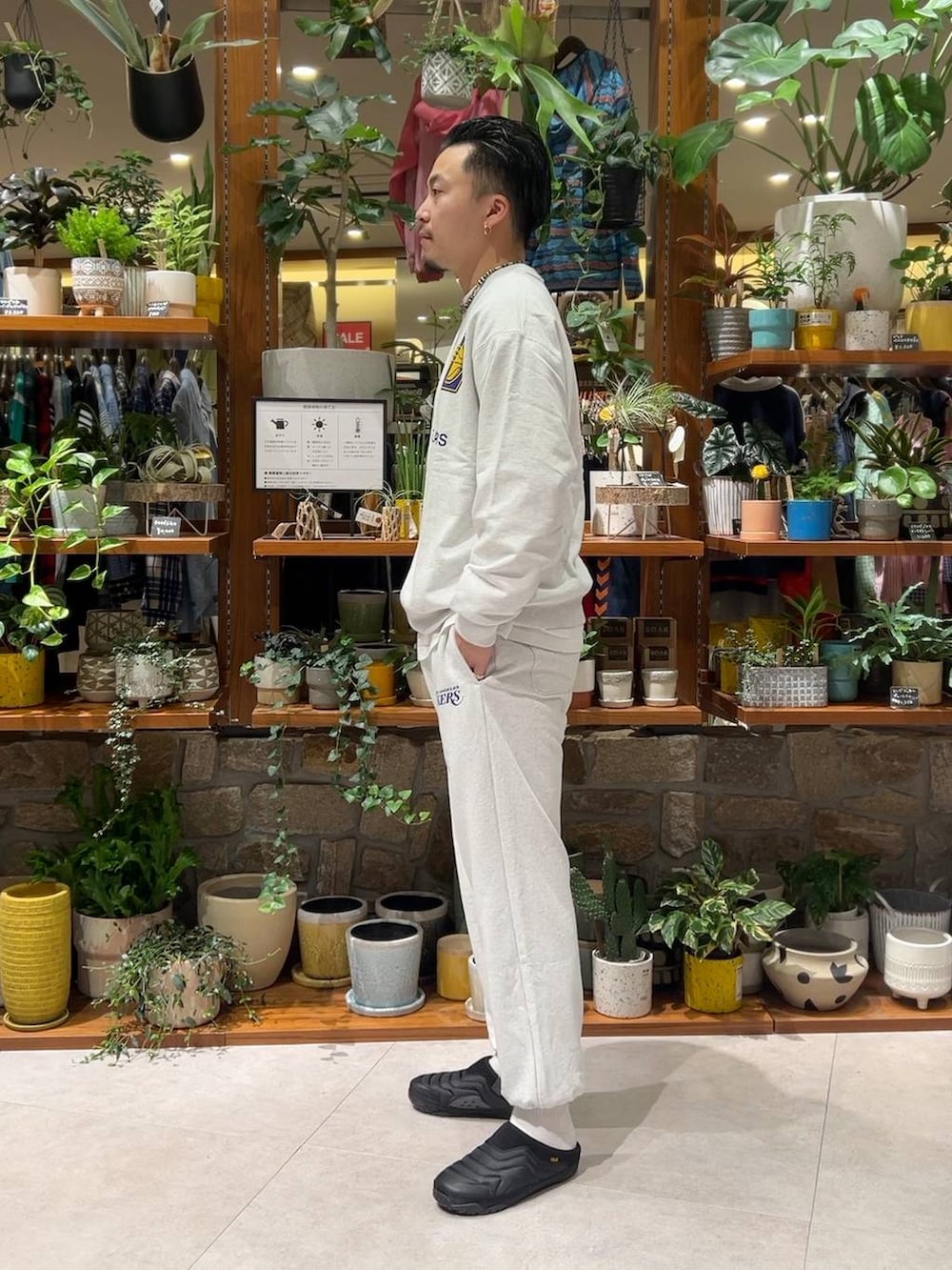 「ベーシック/シンプル、ストリート、カジュアル、BAYFLOW」｜「Tevaの【TEVA(テバ)】REEMBER TERRAIN(MEN)（スリッポン、ブラック系）」を使った、tagamitakatoさん（メンズ・183cm）の秋コーディネートの2枚目の写真