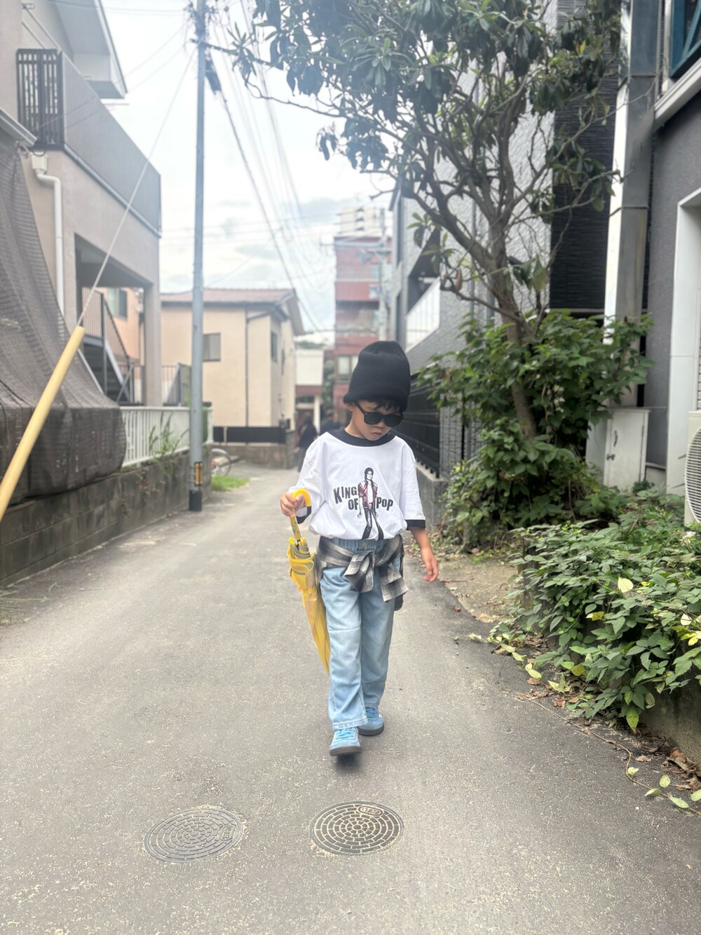 ホワイト系のTシャツ/カットソー、グレー系のシャツ/ブラウス、ブルー系のスニーカーを着用したキッズの秋コーディネートの4枚目の写真