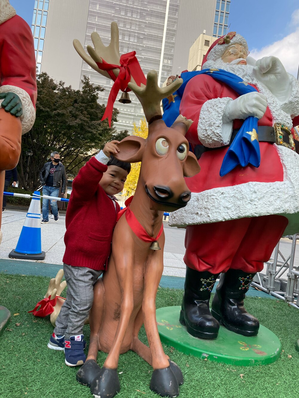 グレー系のパンツ、レッド系のカーディガン/ボレロ、ブルー系のスニーカーを着用したキッズの秋コーディネートの4枚目の写真