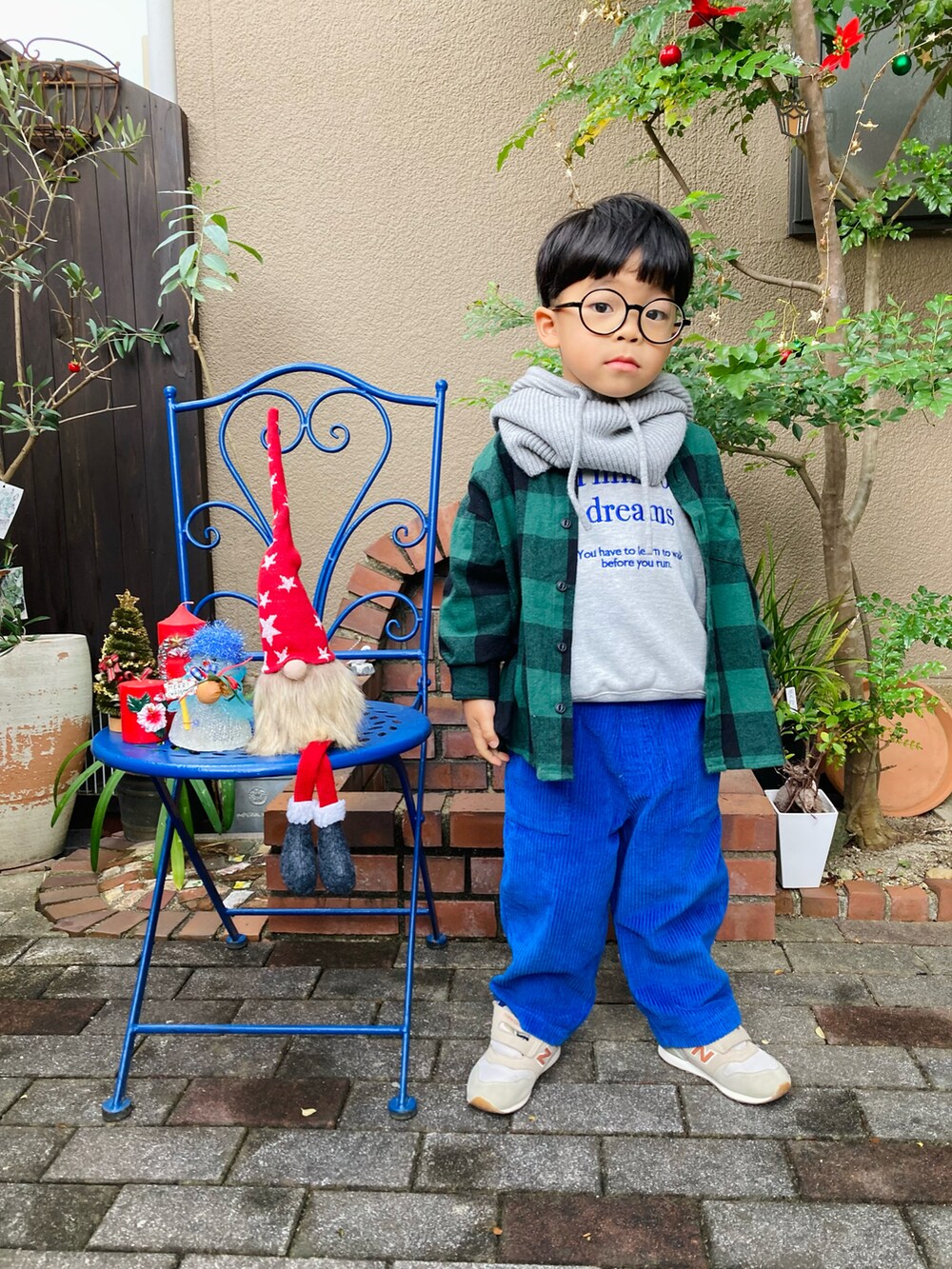 グリーン系のシャツ/ブラウス、グレー系のスウェット、ブルー系のパンツを着用したキッズの冬コーディネートの2枚目の写真