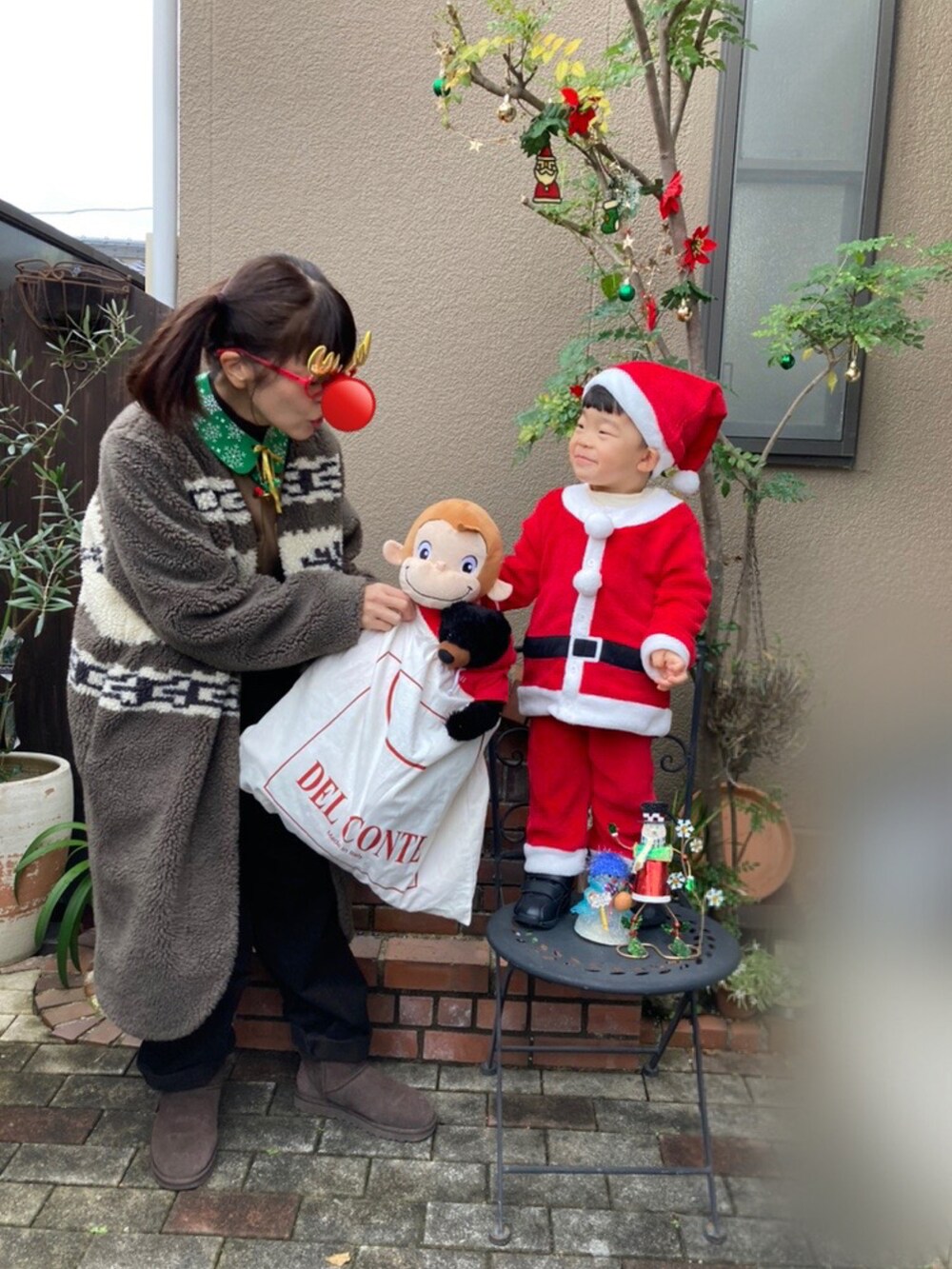 「クリスマスに着たい服、3歳、マイベストコーデ2021、セットアップ、サンタクロース、トナカイ、Merry Christmas」｜「Sunny cloudsのＳＵＮＮＹ　ＣＬＯＵＤＳ　カウチンボアコート＜レディース＞（その他アウター、ブラウン系）」を使った、nohana＊＊＊kent さん（キッズ・90cm）の冬コーディネートの3枚目の写真