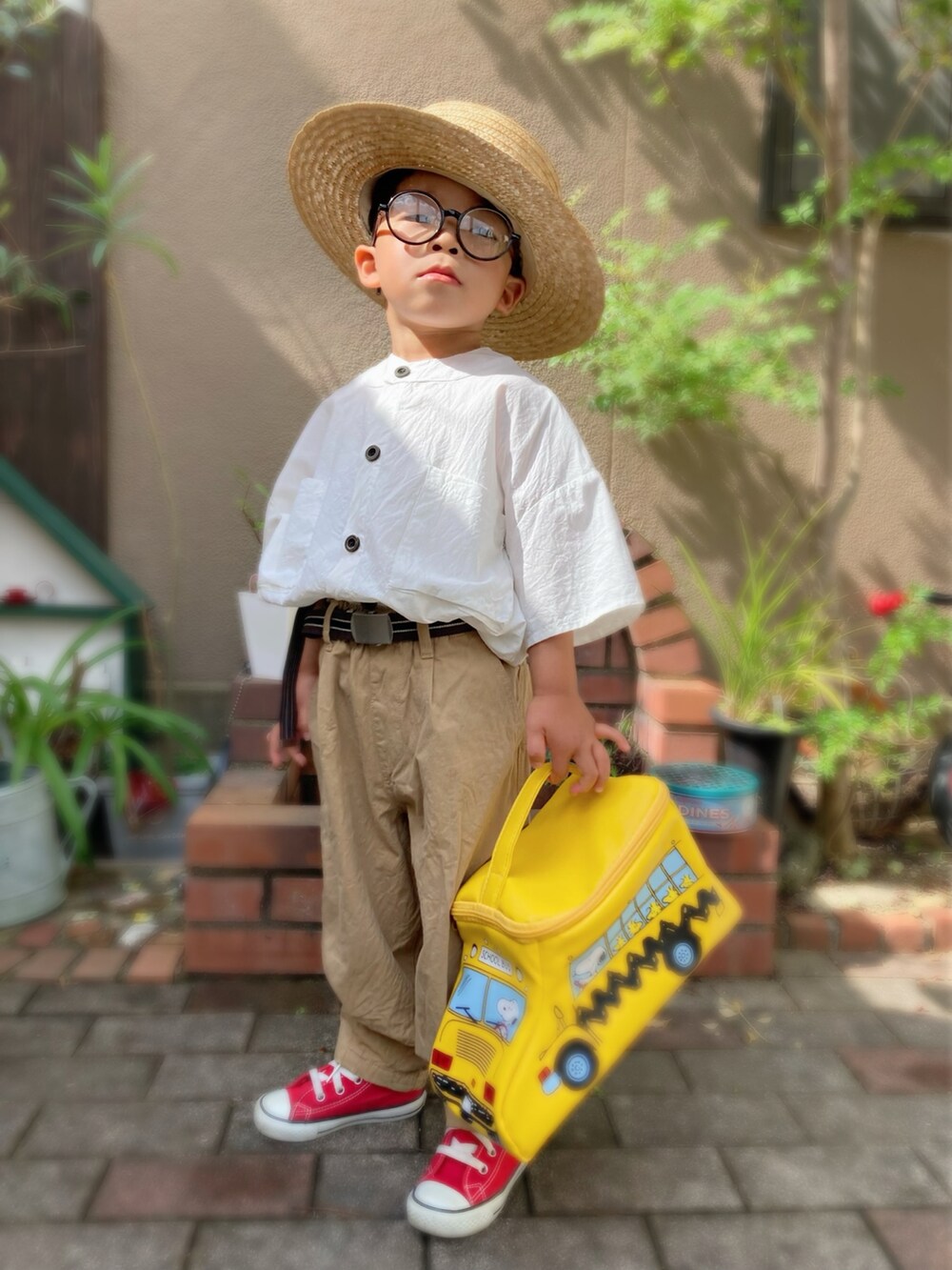 ホワイト系のシャツ/ブラウス、ベージュ系のトレンチコート、ベージュ系のその他パンツを着用したキッズの夏コーディネートの2枚目の写真