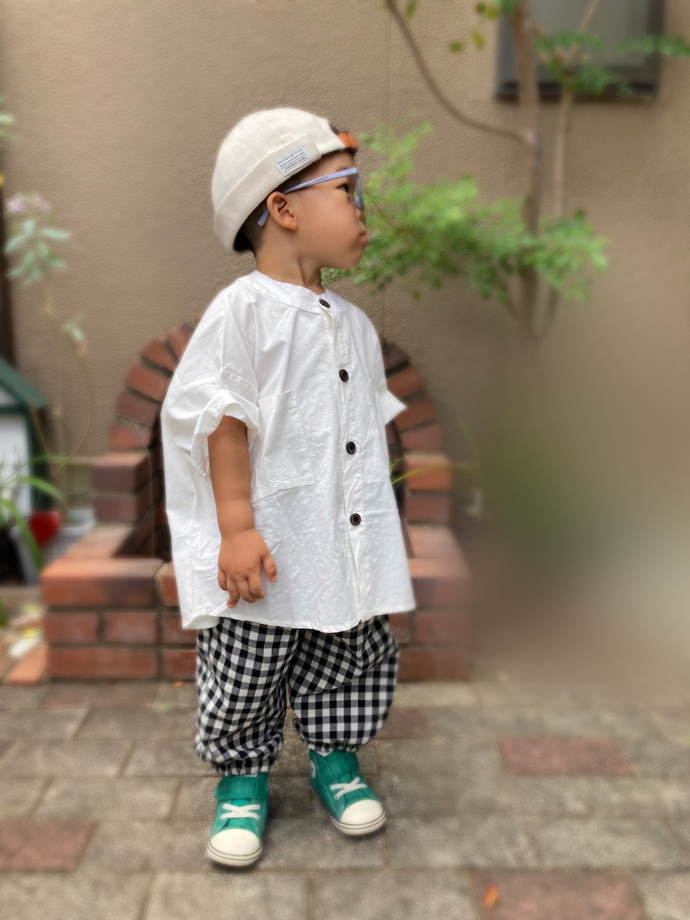 その他のパンツ、グリーン系のスニーカー、ホワイト系のシャツ/ブラウスを着用したキッズの夏コーディネートの2枚目の写真