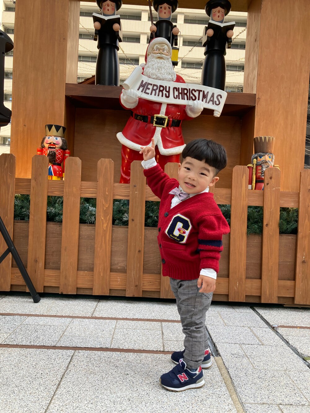 グレー系のパンツ、レッド系のカーディガン/ボレロ、ブルー系のスニーカーを着用したキッズの秋コーディネートの3枚目の写真