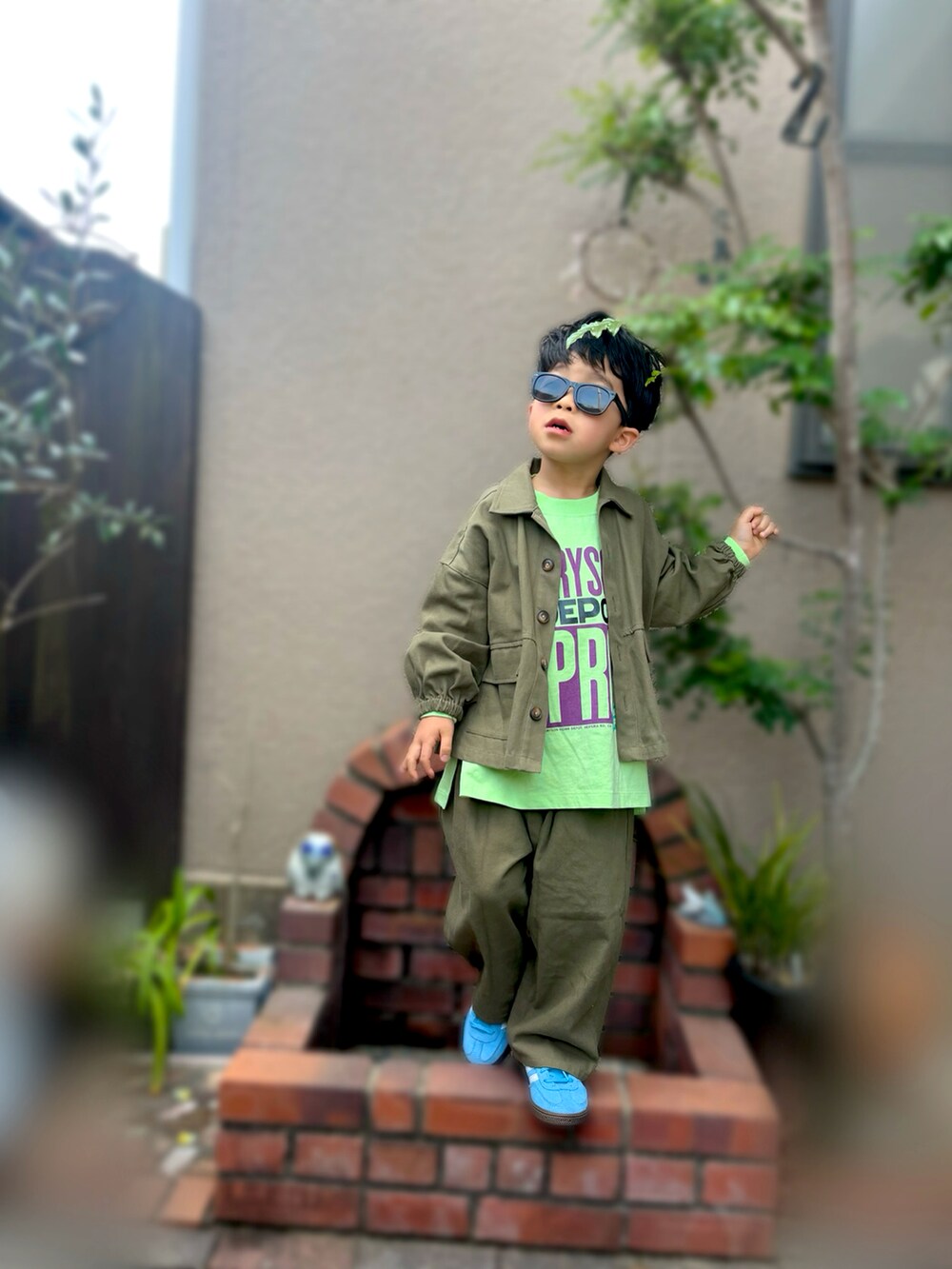 グリーン系のジャケット/アウター、グリーン系のパンツ、グリーン系のTシャツ/カットソーを着用したキッズの春コーディネートの3枚目の写真