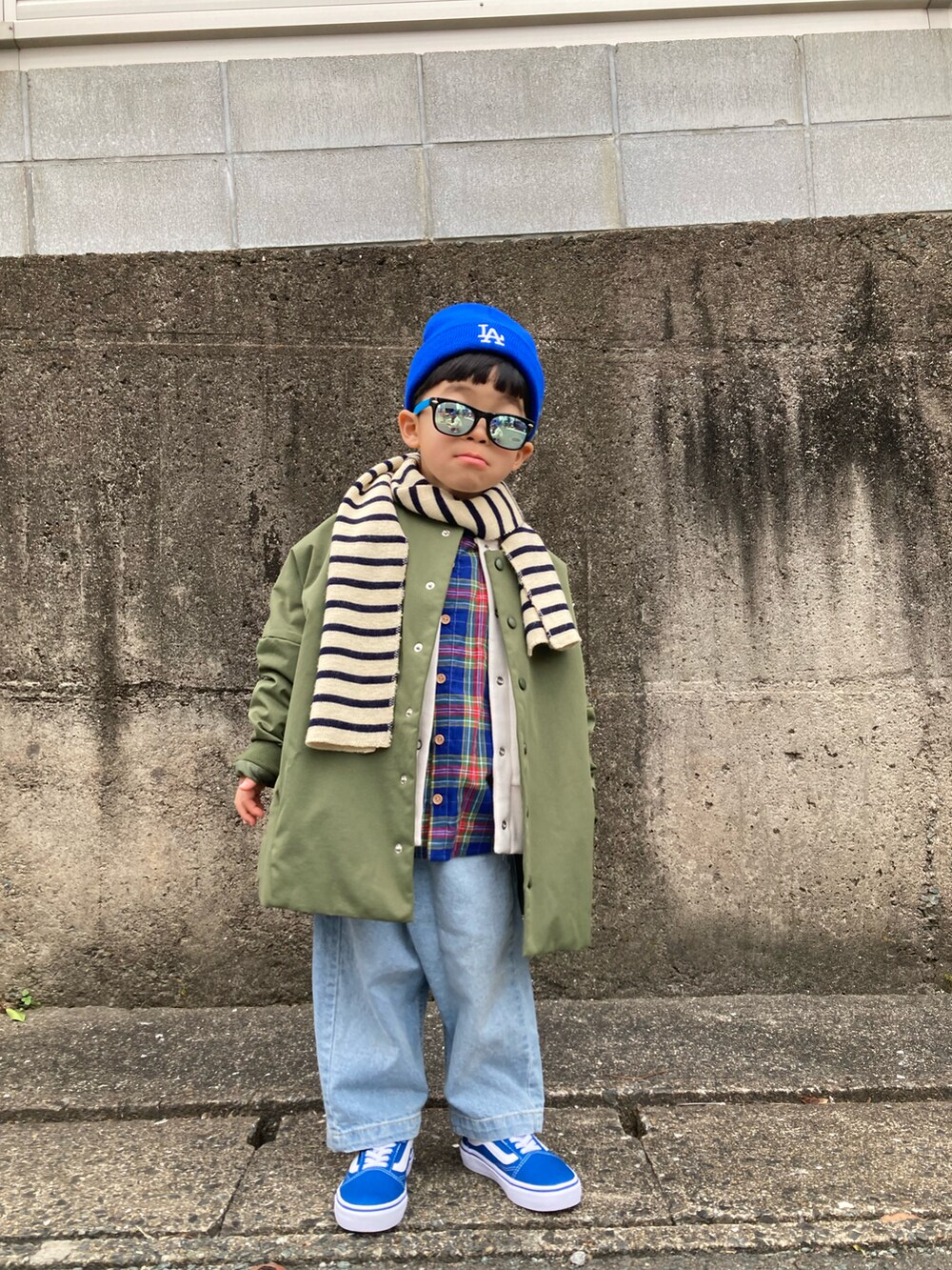 ブルー系のシャツ/ブラウス、ホワイト系のブルゾン、グリーン系のブルゾンを着用したキッズの冬コーディネートの2枚目の写真