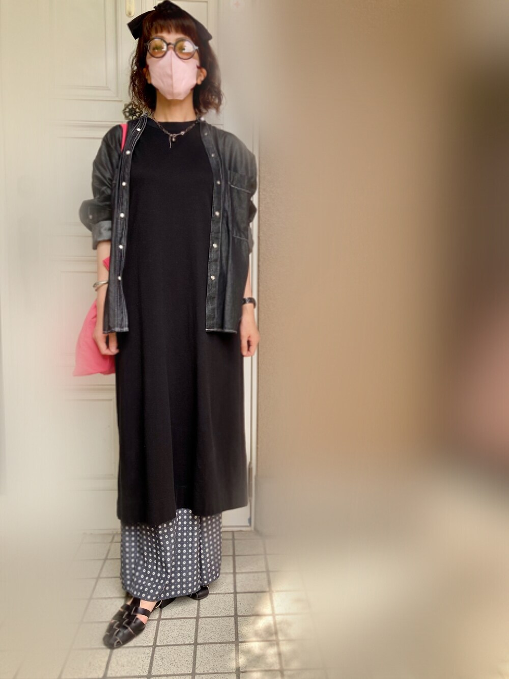 ブラック系のワンピース、ブラック系のサンダル、ピンク系のトートバッグを着用したレディースの秋コーディネートの3枚目の写真