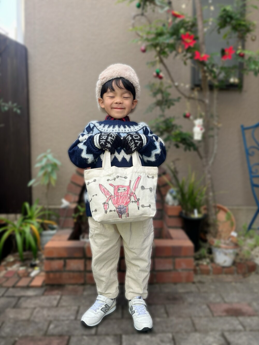 「6歳、冬アウター、ノルディック柄、テーマパークコーデ、ホワイトコーデ、クリスマスに着たい服、マイベストコーデ2024、トートバッグ、コーデュロイ」｜「CIAOPANIC TYPYの【WEB限定カラー】【KIDS】ノルディックフェザーヤーン２WAYクルーネックカーディガン（カーディガン/ボレロ、ブルー系）」を使った、nohana＊＊＊kent さん（キッズ・100cm）の冬コーディネートの3枚目の写真