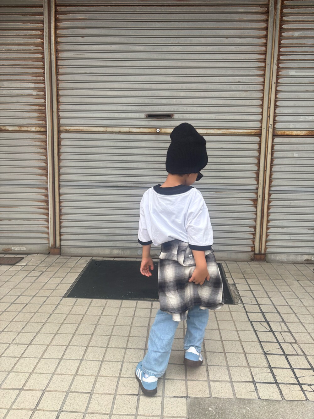 ホワイト系のTシャツ/カットソー、グレー系のシャツ/ブラウス、ブルー系のスニーカーを着用したキッズの秋コーディネートの3枚目の写真