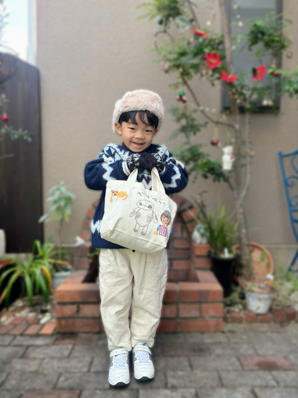 「6歳、冬アウター、ノルディック柄、テーマパークコーデ、ホワイトコーデ、クリスマスに着たい服、マイベストコーデ2024、トートバッグ、コーデュロイ」｜「CIAOPANIC TYPYの【WEB限定カラー】【KIDS】ノルディックフェザーヤーン２WAYクルーネックカーディガン（カーディガン/ボレロ、ブルー系）」を使った、nohana＊＊＊kent さん（キッズ・100cm）の冬コーディネートの2枚目の写真