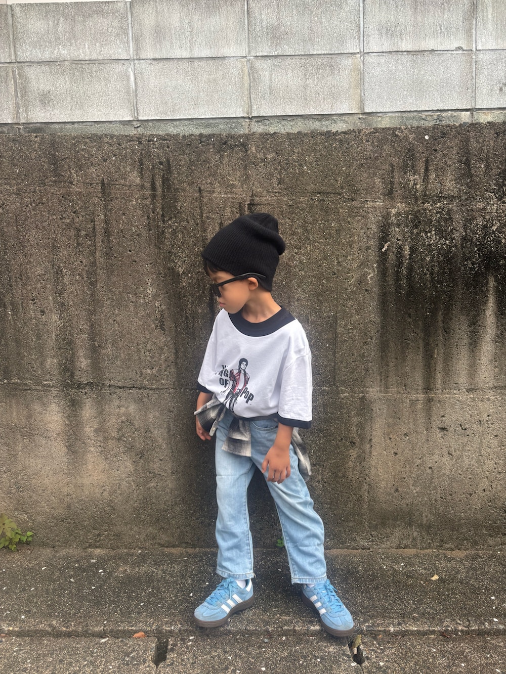 ホワイト系のTシャツ/カットソー、グレー系のシャツ/ブラウス、ブルー系のスニーカーを着用したキッズの秋コーディネートの2枚目の写真