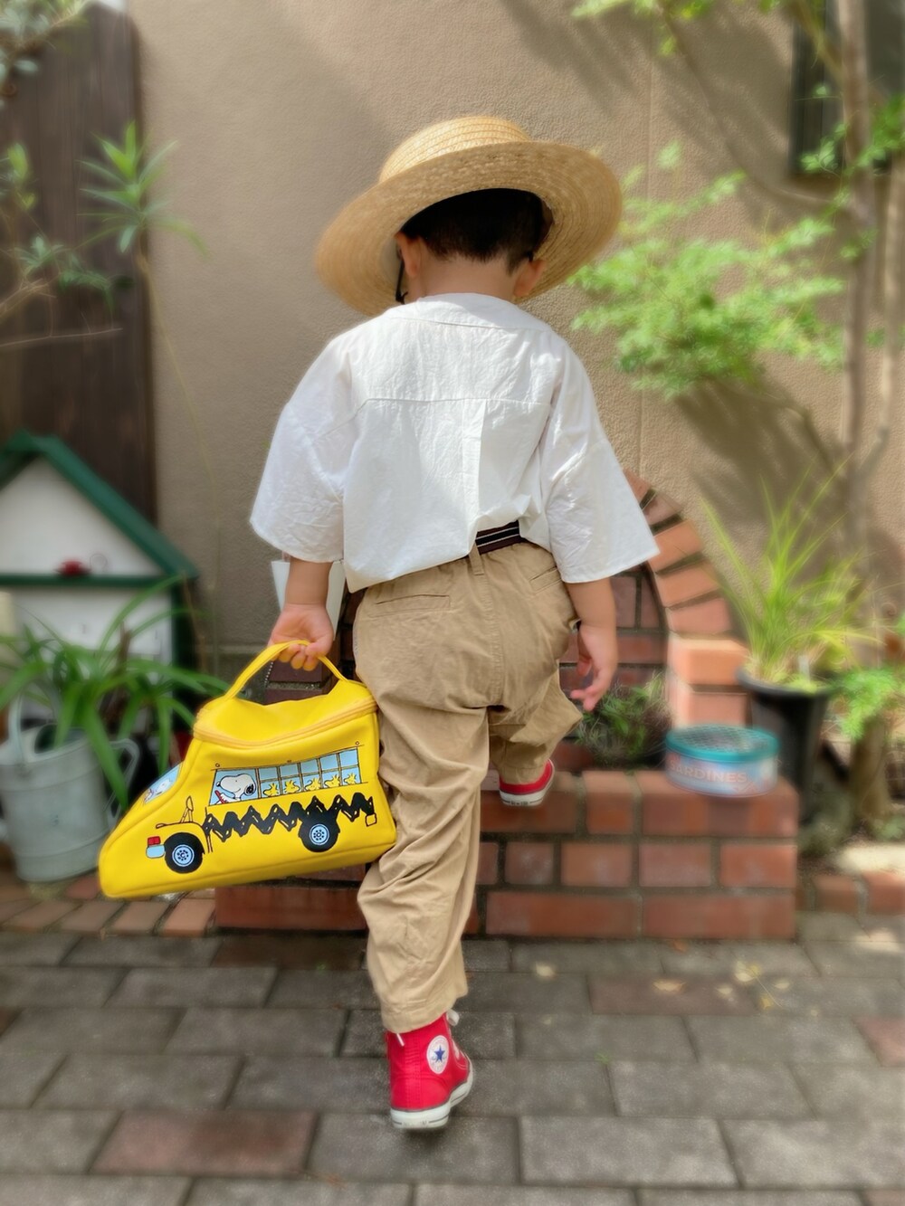 ホワイト系のシャツ/ブラウス、ベージュ系のトレンチコート、ベージュ系のその他パンツを着用したキッズの夏コーディネートの3枚目の写真