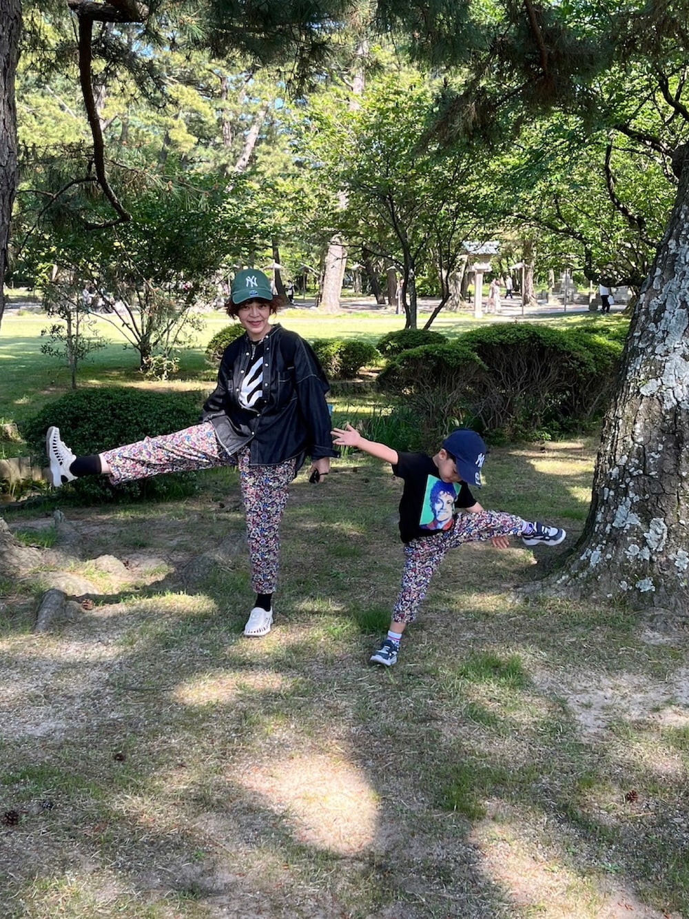 「5歳、親子コーデ、親子でおそろい、お出かけコーデ、休日スタイル、ボタニカル柄、カラーパンツ、キャップ、春夏コーデ、リンクコーデ」｜「Michael Jacksonのアイテム（Tシャツ/カットソー、ブラック系）」を使った、nohana＊＊＊kent さん（キッズ・100cm）の春コーディネートの2枚目の写真