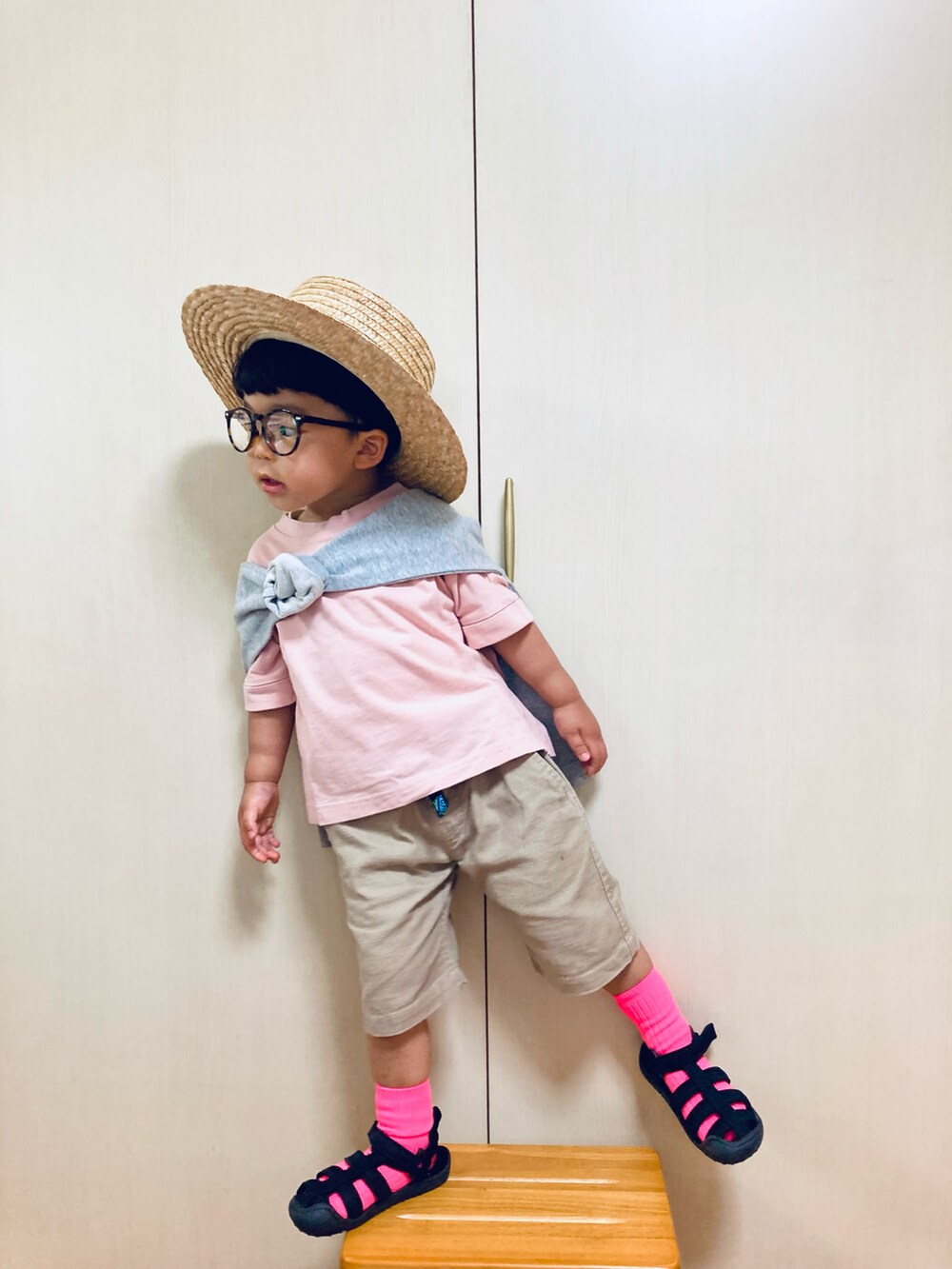 ピンク系のTシャツ/カットソー、ベージュ系のその他パンツ、ブラック系のサンダルを着用したキッズの夏コーディネートの2枚目の写真