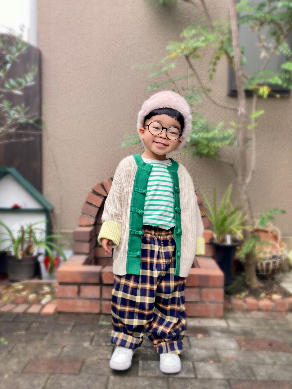 「4歳、私の推しブランド、lowrysfarmkids、ローリーズファーム(LOWRYS FARM)、チャオパニックティピー(CIAOPANIC TYPY)、チャイナ、カーディガン、ビタミンカラー、春コーデ、フライトキャップ、ワイドパンツ、チェック、ビッグシルエット」|「LOWRYS FARMのニットチャイナカーディガン 955169(カーディガン/ボレロ、ベージュ系)」を使った、nohana***kent さん(キッズ・90cm)の冬コーディネートの3枚目の写真