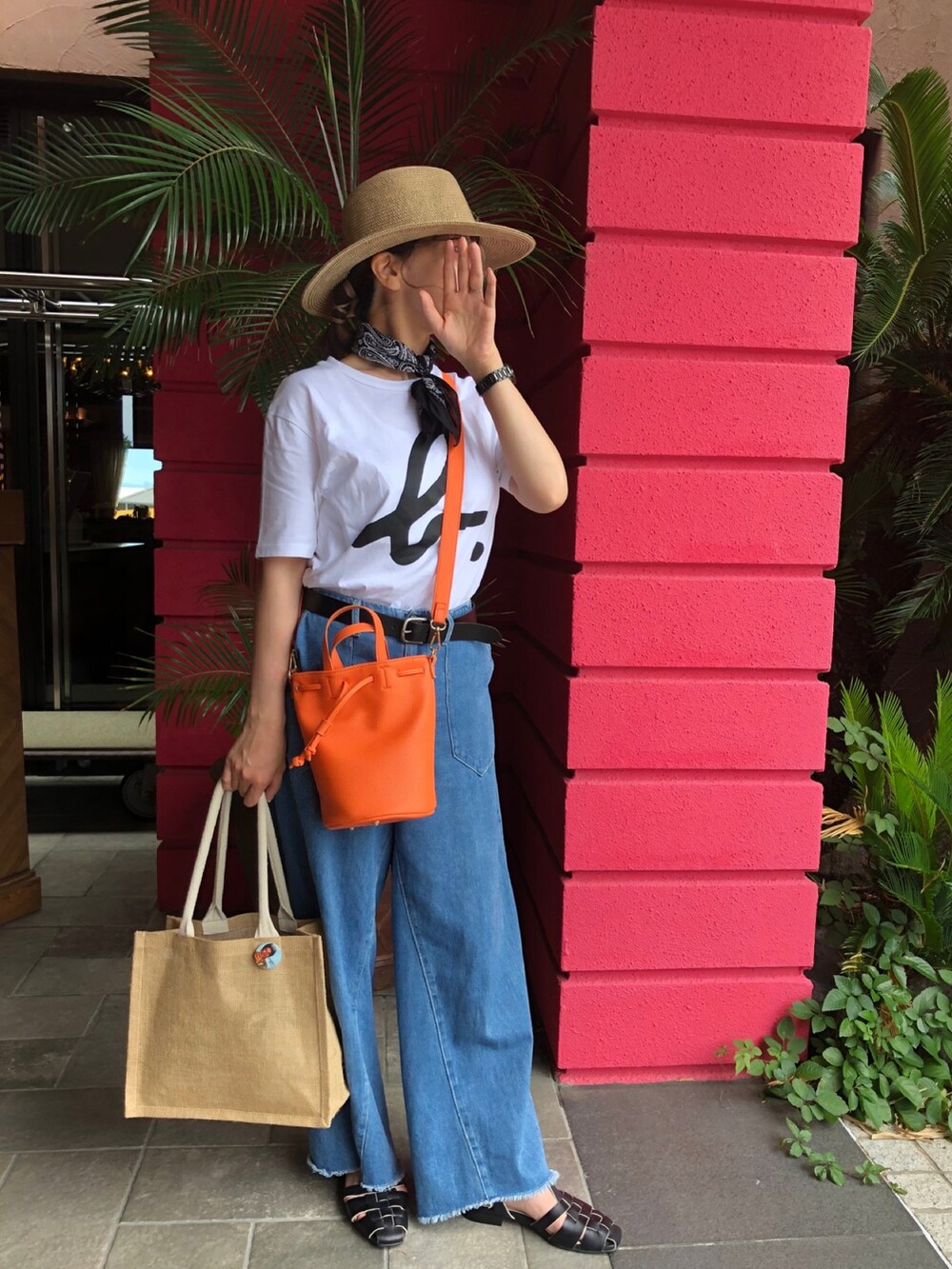 ホワイト系のTシャツ/カットソー、オレンジ系のショルダーバッグ、ブラック系のサンダルを着用したキッズの夏コーディネートの3枚目の写真