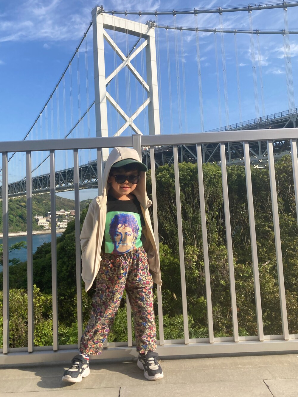 ベージュ系のパーカー、ブラック系のTシャツ/カットソー、ブラック系のその他パンツを着用したキッズの春コーディネートの2枚目の写真