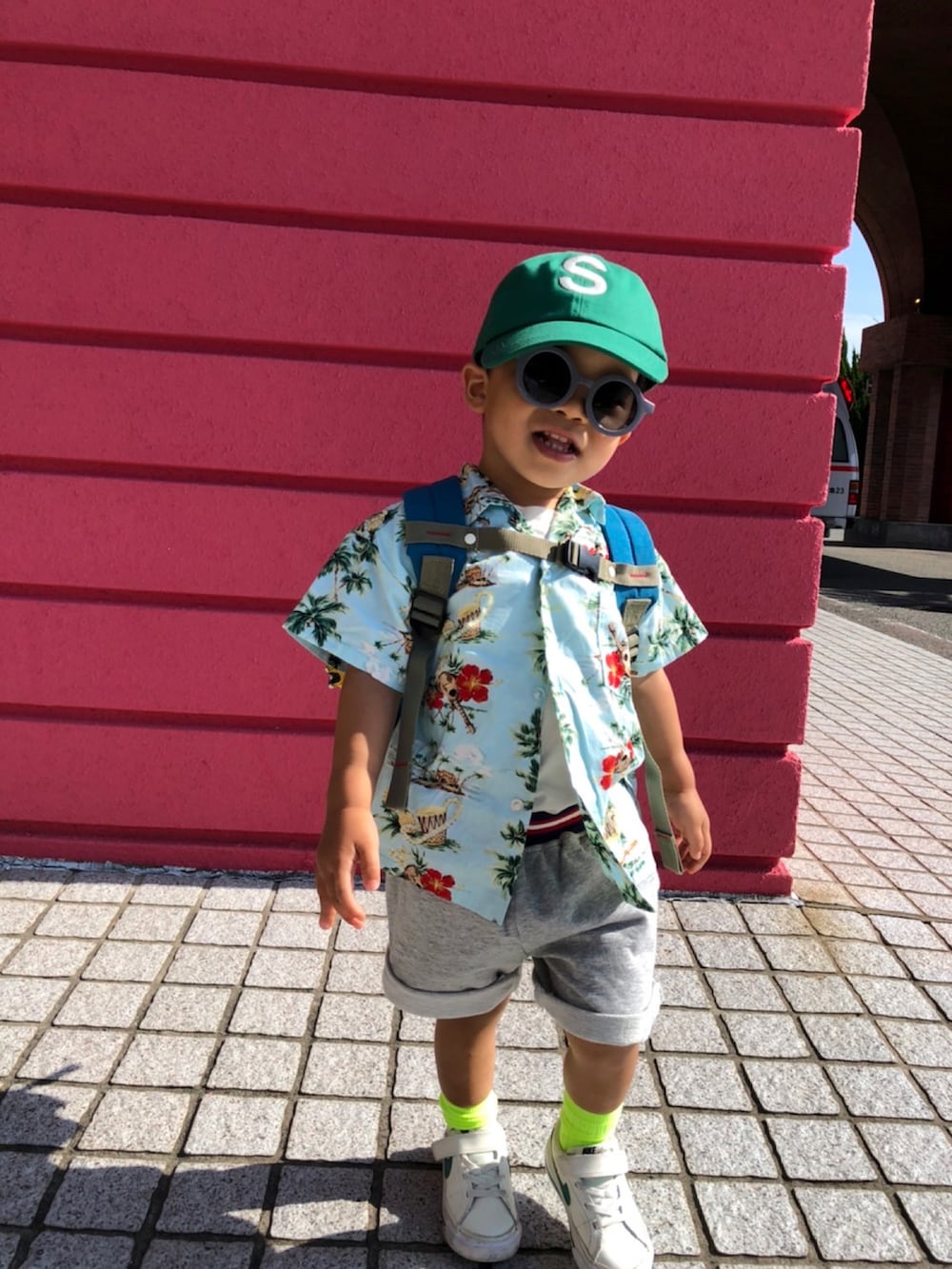 「3歳7か月、ショートパンツ、アロハシャツ、シャツスタイル、開襟シャツ、レイヤードスタイル、キャップ、ビタミンカラー、夏コーデ、休日スタイル、ストリート、NIKE、ラルフローレン、古着MIX、アメカジ」｜「LOWRYS FARMのツイルシシュウＣＡＰ　959856（キャップ、グリーン系）」を使った、nohana＊＊＊kent さん（キッズ・90cm）の夏コーディネートの3枚目の写真