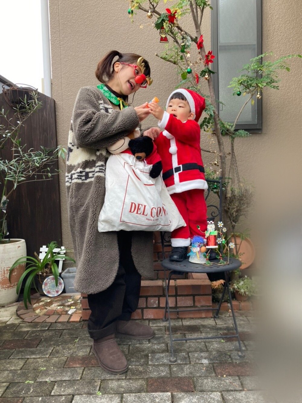 「クリスマスに着たい服、3歳、マイベストコーデ2021、セットアップ、サンタクロース、トナカイ、Merry Christmas」｜「Sunny cloudsのＳＵＮＮＹ　ＣＬＯＵＤＳ　カウチンボアコート＜レディース＞（その他アウター、ブラウン系）」を使った、nohana＊＊＊kent さん（キッズ・90cm）の冬コーディネートの2枚目の写真
