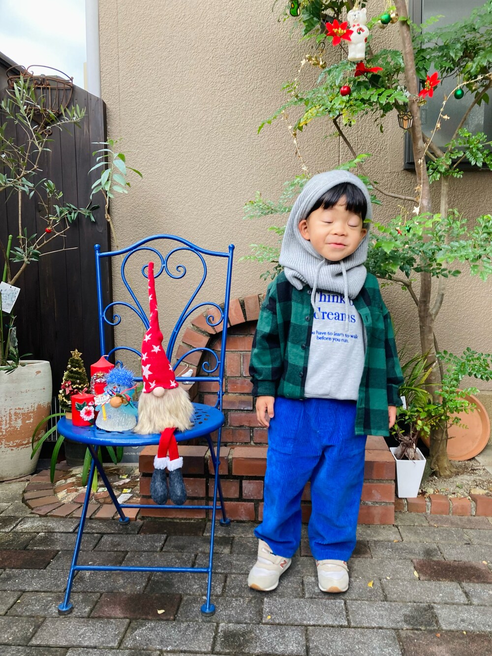 グリーン系のシャツ/ブラウス、グレー系のスウェット、ブルー系のパンツを着用したキッズの冬コーディネートの3枚目の写真