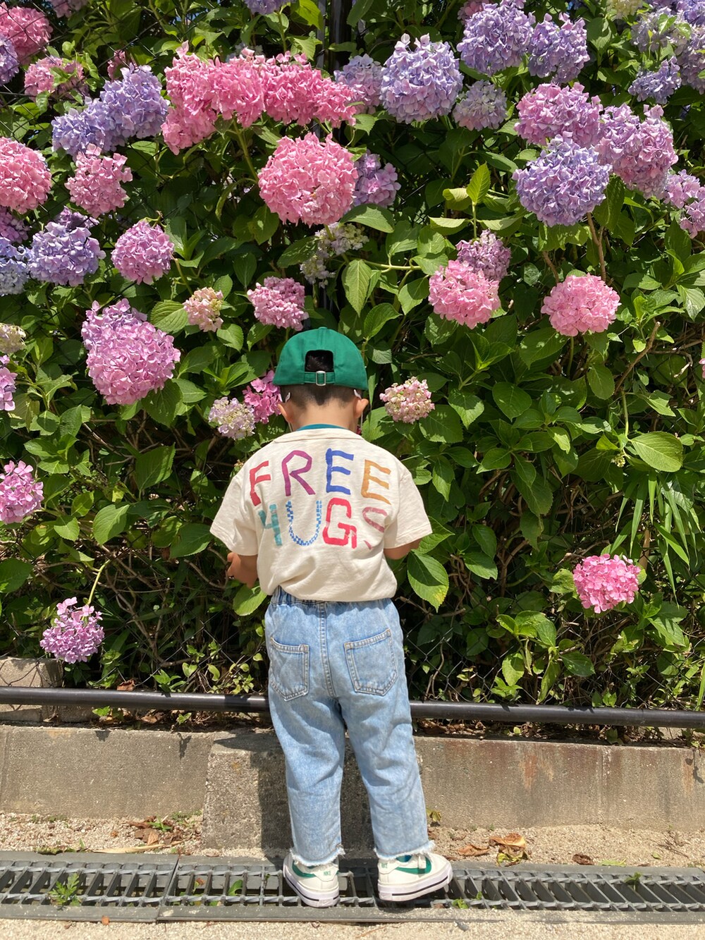 「3歳6ヶ月、デニムっていいよね、デニムフェス2022、デニム、ロゴT、プリントT、夏だ！Tシャツ着よう！、レイヤードスタイル、タイダイ柄、カラーソックス、夏コーデ、DENIM DUNGAREE、NIKE、サングラス、古着MIX」｜「DENIM DUNGAREEのカワカミ Tシャツ（Tシャツ/カットソー、その他）」を使った、nohana＊＊＊kent さん（キッズ・90cm）の夏コーディネートの4枚目の写真