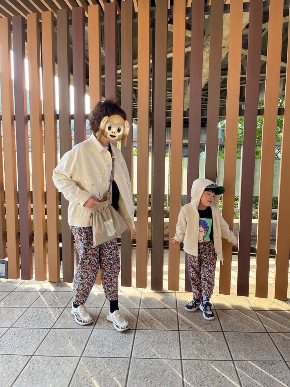 「5歳、親子コーデ、親子でおそろい、お出かけコーデ、休日スタイル、ボタニカル柄、カラーパンツ、キャップ、春夏コーデ、リンクコーデ」｜「Michael Jacksonのアイテム（Tシャツ/カットソー、ブラック系）」を使った、nohana＊＊＊kent さん（キッズ・100cm）の春コーディネートの4枚目の写真