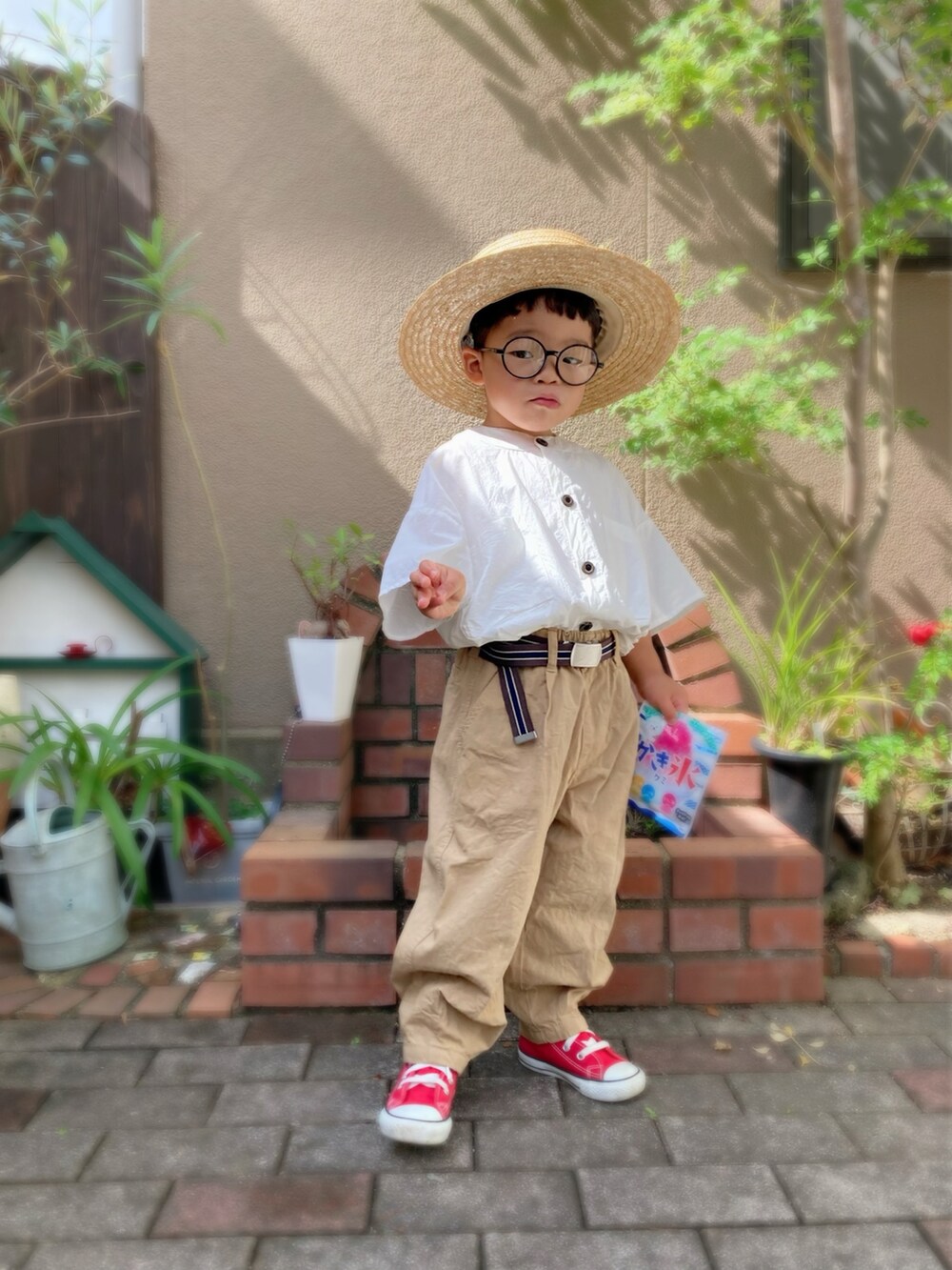 ホワイト系のシャツ/ブラウス、ベージュ系のトレンチコート、ベージュ系のその他パンツを着用したキッズの夏コーディネートの4枚目の写真