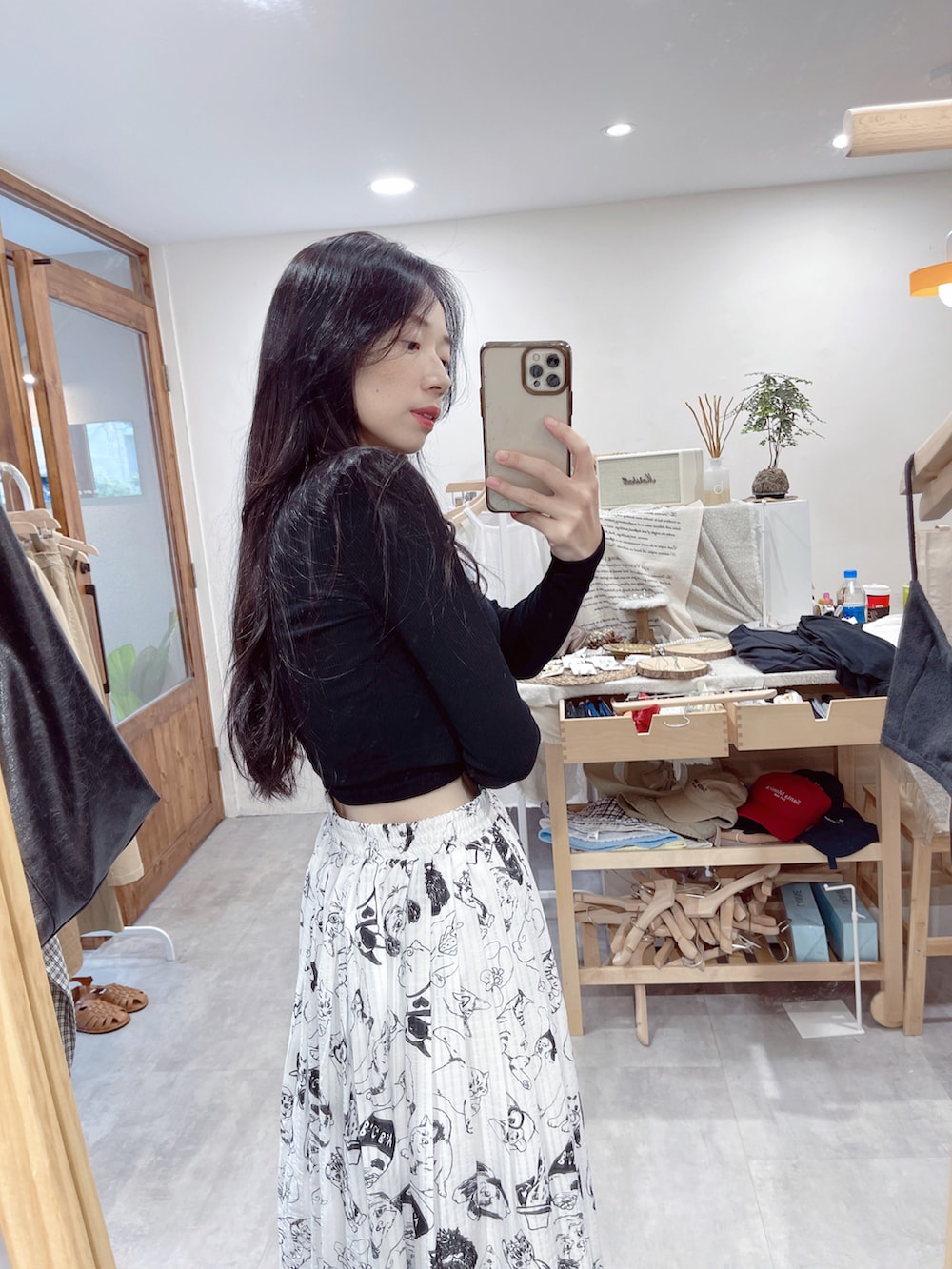 「ScoLarのアイテム（スカート、ホワイト系）」を使った、林怡辰さん（レディース・161cm）の秋コーディネートの3枚目の写真