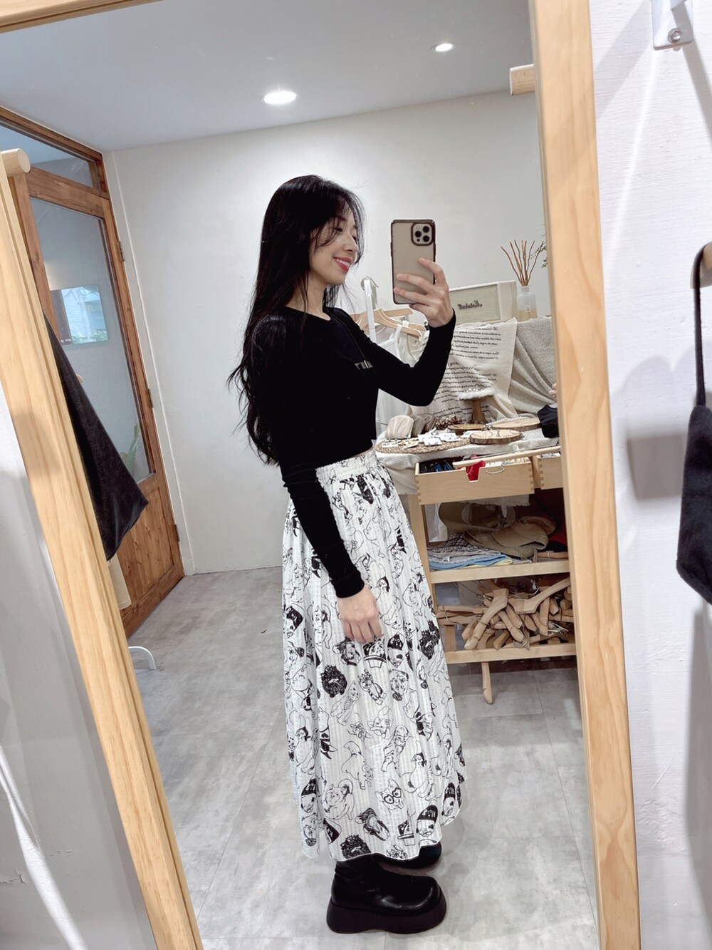 「ScoLarのアイテム（スカート、ホワイト系）」を使った、林怡辰さん（レディース・161cm）の秋コーディネートの2枚目の写真