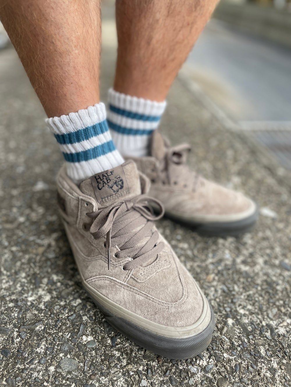 ベージュ系のスニーカー、ブルー系のその他パンツ、ブラウン系のTシャツ/カットソーを着用したメンズの夏コーディネートの3枚目の写真