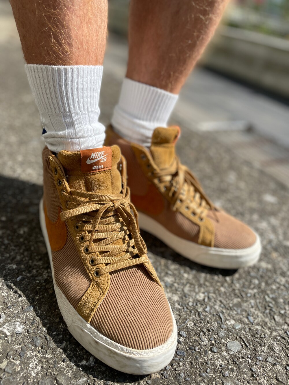 ブラウン系のスニーカー、ベージュ系のその他パンツ、ブラウン系のTシャツ/カットソーを着用したメンズの夏コーディネートの3枚目の写真