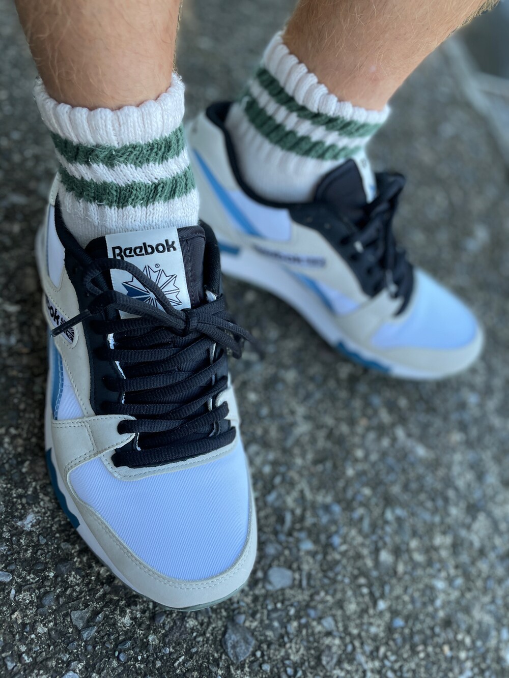 ホワイト系のスニーカー、グレー系のその他パンツ、ブラック系のTシャツ/カットソーを着用したメンズの秋コーディネートの2枚目の写真