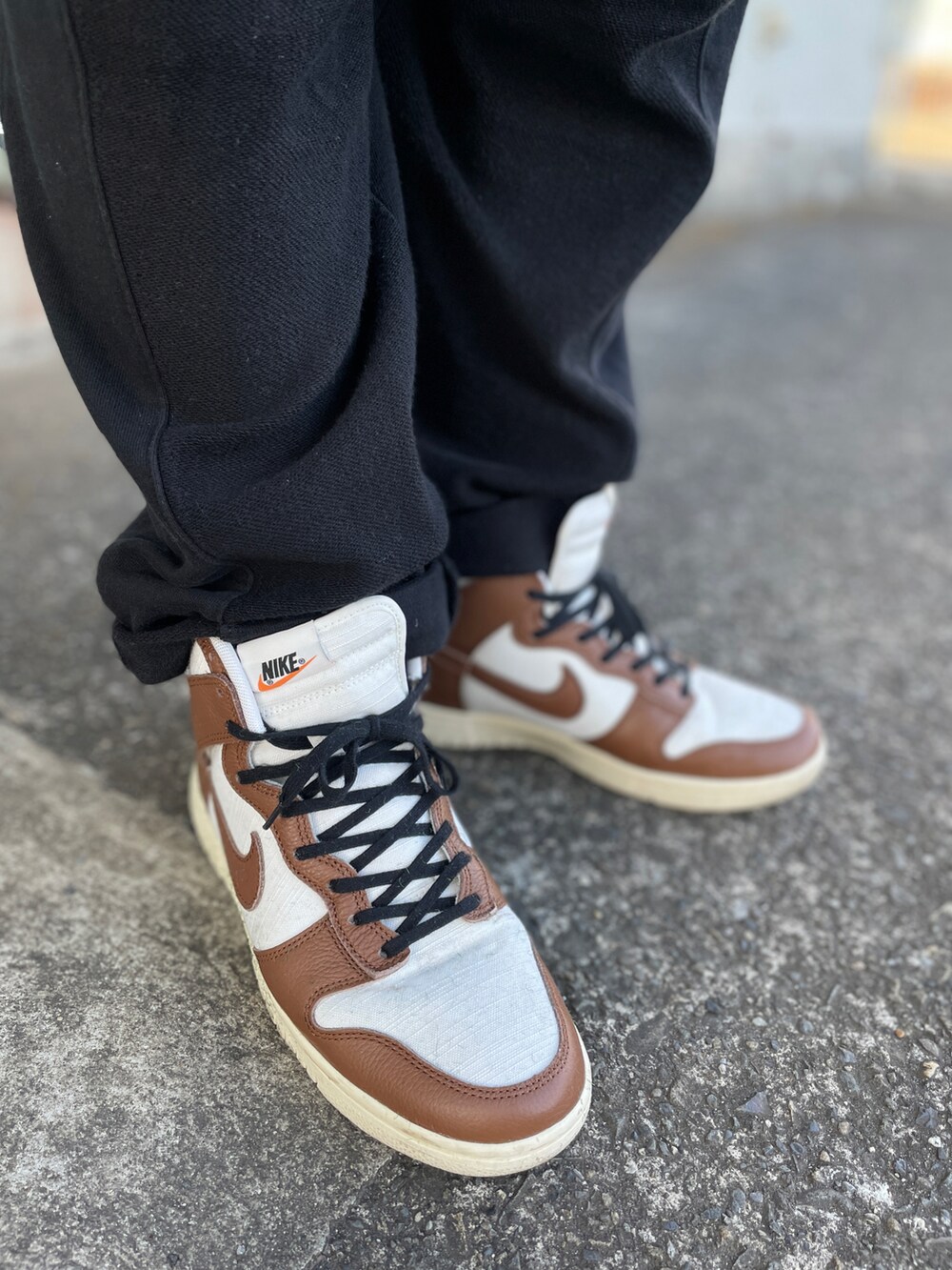 ブラウン系のスニーカー、ブラック系のその他パンツ、グレー系のスウェットを着用したメンズの冬コーディネートの4枚目の写真