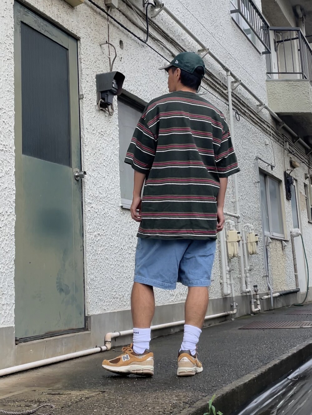 ブラウン系のスニーカー、ブルー系のその他パンツ、グリーン系のTシャツ/カットソーを着用したメンズの秋コーディネートの2枚目の写真