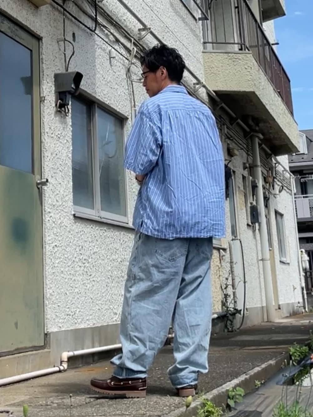 その他のシャツ/ブラウス、ブルー系のデニムパンツ、ブラウン系のモカシン/デッキシューズを着用したメンズの春コーディネートの2枚目の写真