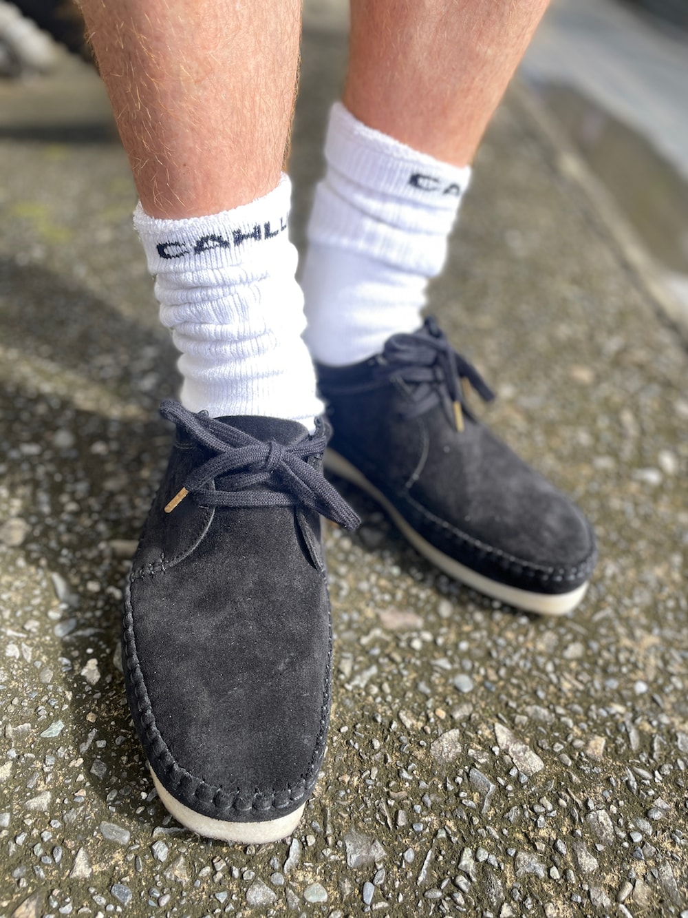 ブラック系のモカシン/デッキシューズ、ブラウン系のその他パンツ、ブラック系のTシャツ/カットソーを着用したメンズの夏コーディネートの3枚目の写真