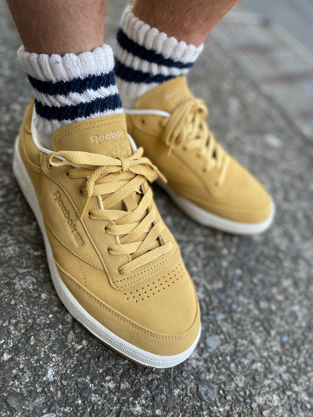 ベージュ系のスニーカー、ベージュ系のパンツ、ブラック系のTシャツ/カットソーを着用したメンズの秋コーディネートの2枚目の写真