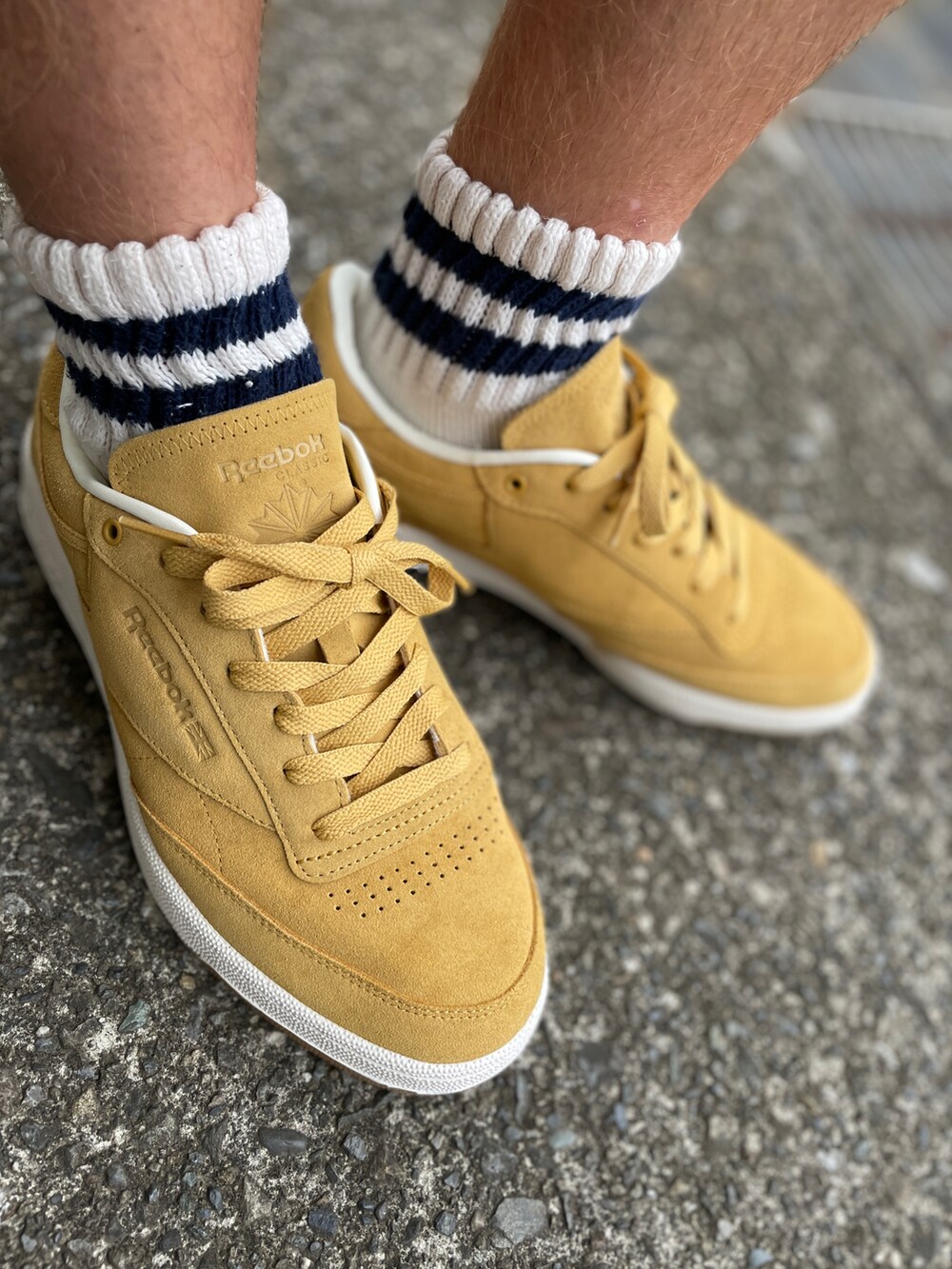 ベージュ系のスニーカー、ブルー系のカーゴパンツ、ブラック系のTシャツ/カットソーを着用したメンズの秋コーディネートの2枚目の写真