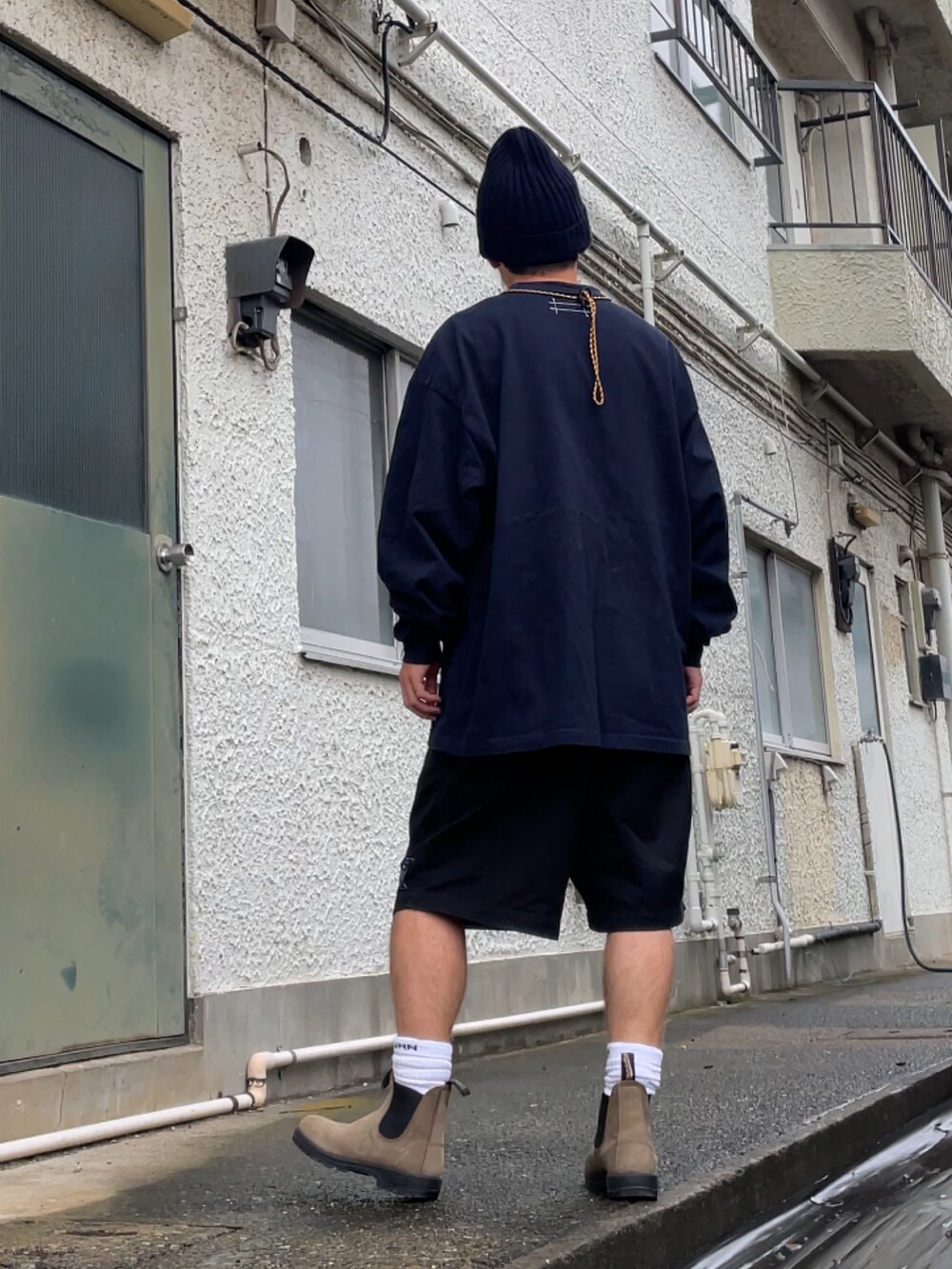 ベージュ系のブーツ、ブルー系のその他パンツ、ブルー系のTシャツ/カットソーを着用したメンズの秋コーディネートの2枚目の写真