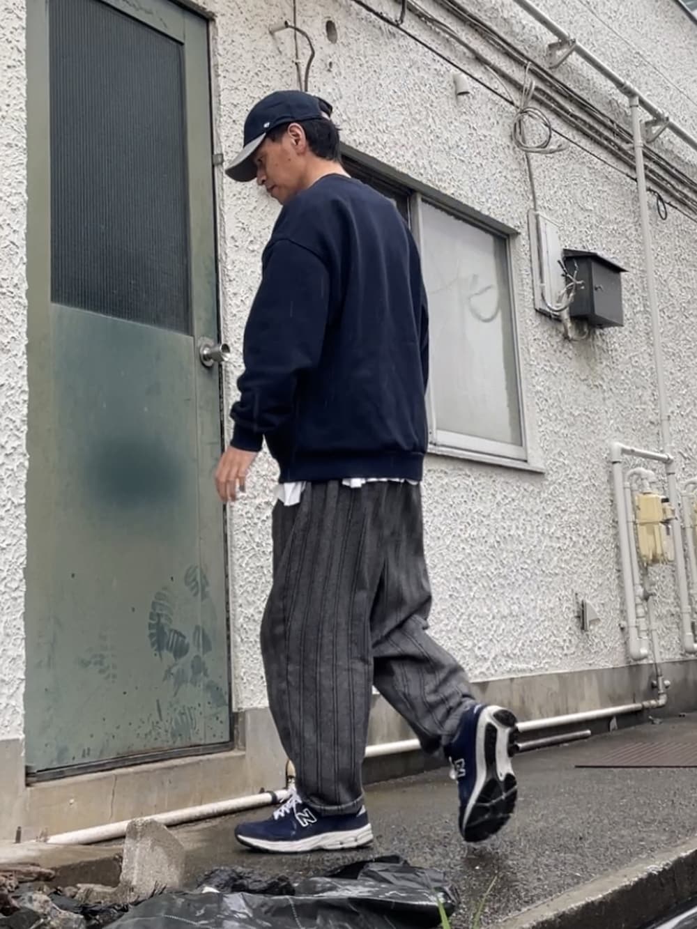 ブルー系のスニーカー、ブラック系のその他パンツ、ホワイト系のTシャツ/カットソーを着用したメンズの春コーディネートの2枚目の写真