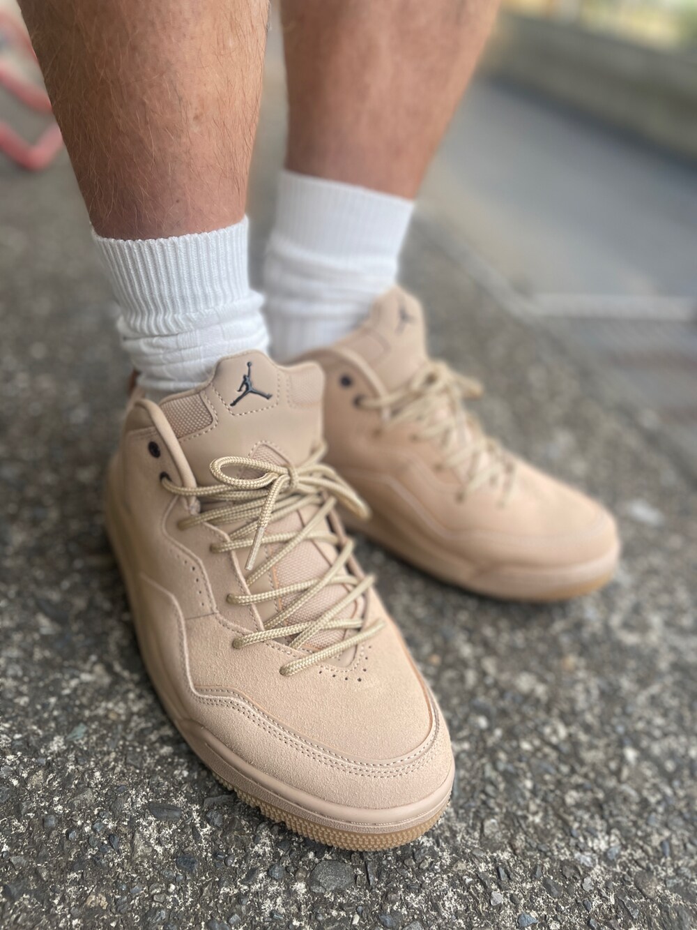 ベージュ系のスニーカー、ホワイト系のその他パンツ、グリーン系のTシャツ/カットソーを着用したメンズの夏コーディネートの3枚目の写真