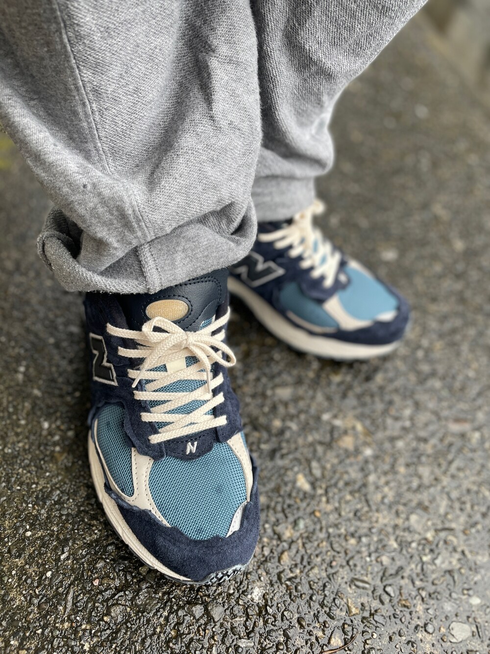 ブルー系のスニーカー、グレー系のその他パンツ、ホワイト系のTシャツ/カットソーを着用したメンズの秋コーディネートの5枚目の写真