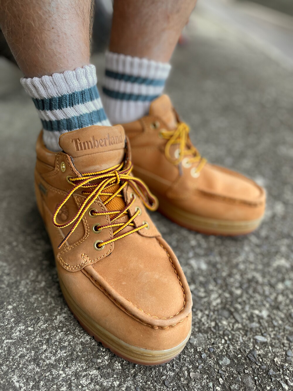 グリーン系のブーツ、ブルー系のその他パンツ、ブルー系のTシャツ/カットソーを着用したメンズの夏コーディネートの3枚目の写真